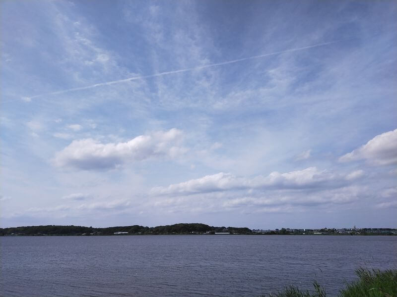 晴れた日の手賀沼と飛行機雲
